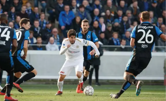  ?? © Kurt Desplenter/belga ?? Alejandro Pozuelo wordt omringd door spelers van Club Brugge. De Spanjaard viel in aan de rust, maar kon zijn stempel niet drukken.