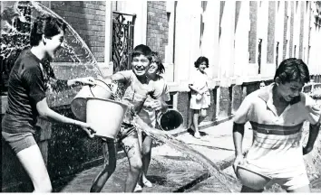  ??  ?? Fotografía de los años 80. En esta época las multas por tirar agua iban de los 500 a mil pesos y hasta 15 días de reclusión.