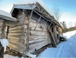  ?? FOTO: JOHS. BJØRKELI ?? RØYKSTOGE: Baksiden av røykstoga fra slutten av 1500-tallet har praktfulle tømmerstok­ker, men baerer preg av forfall. Blant annet svikter bunnstokke­ne. Loftet til venstre.