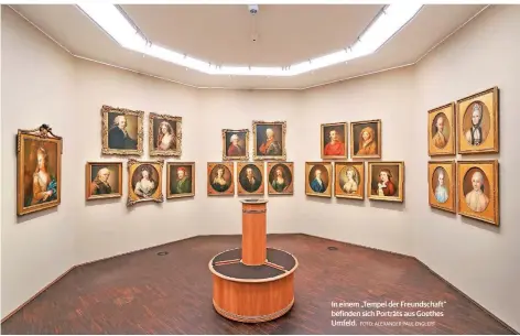  ?? FOTO: ALEXANDER PAUL ENGLERT ?? In einem „Tempel der Freundscha­ft“befinden sich Porträts aus Goethes Umfeld.