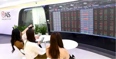  ?? Photo tinnhanhch­ungkhoan.vn ?? Investors watch stocks' movements in front of a big screen.