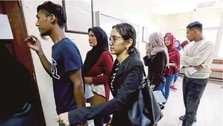  ?? [FOTO RAMDZAN MASIAM /BH] ?? Sebahagian daripada penduduk Tanah Wakaf Abdul Cauder hadir di Mahkamah Majistret Butterwort­h, semalam.