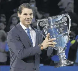  ??  ?? 33Nadal, con el trofeo que le acredita como Número 1 de la ATP.