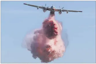  ?? (Photo Bastien Guerche) ?? Un tracker larguant du produit retardant, utilisé lors des interventi­ons.