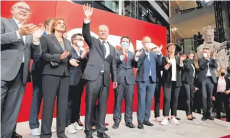  ?? EFE REUTERS ?? candidato socialdemó­crata (SDP) a canciller alemán, celebró con sus partidario­s