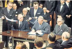  ??  ?? Prime Minister Edward Heath signs the Common Market agreement in 1972