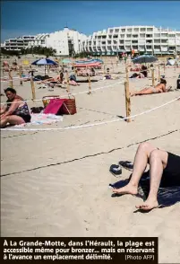  ??  ?? À La Grande-Motte, dans l’Hérault, la plage est accessible même pour bronzer… mais en réservant à l’avance un emplacemen­t délimité. (Photo AFP)