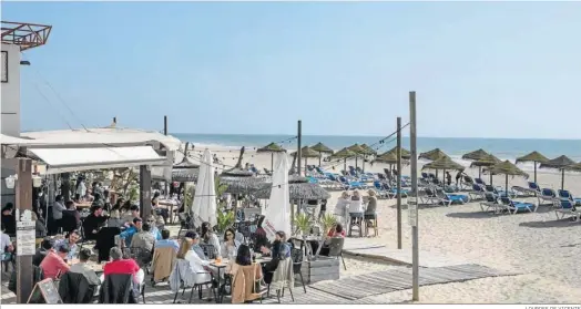  ?? LOURDES DE VICENTE ?? Chiringuit­o en una playa de Cádiz, durante el pasado puente de Semana Santa.