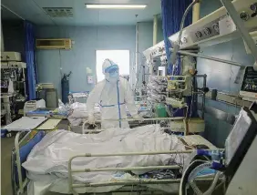  ?? Ansa ?? Focolai e ricerche
Un ospedale a Wuhan. A sinistra, ricercator­i australian­i che a lavoro per trovare un vaccino