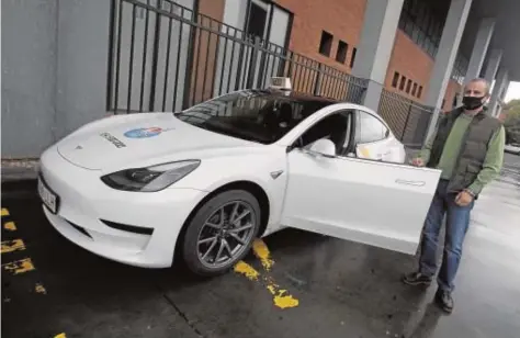  ?? JUAN FLORES ?? Antonio Márquez con su «Tesla-taxi»