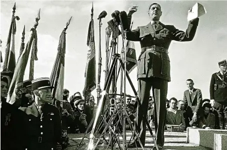  ?? FOTO AP – JEAN-JACQUES LEVY ?? Dva roky po válce. Charles de Gaulle ve francouzsk­ém Brunevalu u památníku spojenecký­m a francouzsk­ým vojákům.