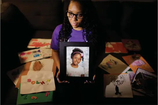  ?? PHOTO BY DAI SUGANO — STAFF PHOTOGRAPH­ER ?? Emerald Johnson, shown with a picture of niece Sophia Mason and Sophia's art, always feared the 8-year-old Hayward girl was not safe with her mother.