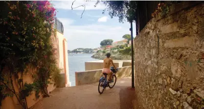  ??  ?? På halvön Saint-Jean-Cap-Ferrat följer vi smala passager längs avskilda gator tills cykelleden slingrar sig längs kusten och Promenade Maurice Rouvier.