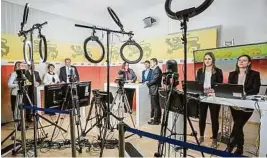  ?? WEICHSELBR­AUN ?? Mehr als drei Stunden sendeten Kleine Zeitung und Antenne Kärnten live aus dem Wahlstudio in der Landesregi­erung