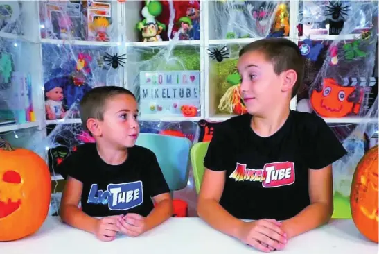  ??  ?? Mikel es un niño de 8 años con más de seis millones de subscritos en su canal de YouTube