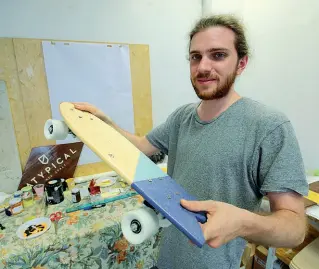  ?? (foto Radaelli) ?? Le tavole Nicolò Formenti, 29 anni, nel suo laboratori­o tra Monza e Concorezzo dove dal 2013 produce skateboard con il marchio Atypical