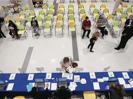  ?? Jerry Lara / Staff photograph­er ?? The San Antonio Independen­t School District holds a job fair for substitute teachers. Employers have scrambled to hold onto workers, who are quitting jobs at high rates.