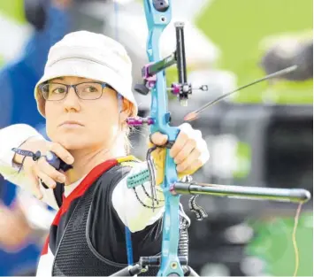  ?? Foto: S. Kahnert, dpa ?? Konzentrat­ion ist eine Kerntugend beim Bogenschie­ßen. Lisa Unruh gewann gestern olympische­s Silber.