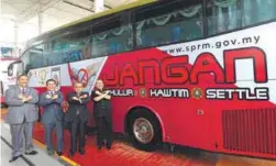  ??  ?? From left: Mara’s councillor Datuk Ariss Shamsudin, director-general Datuk Azhar Abdul Manaf, chairman Datuk Dr Awang Adek Hussin and Dzulkifli posing beside a bus that carries the ‘Don’t Offer, Don’t Collude, Don’t Settle’ slogan.