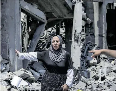  ?? Mohammed Saber / Efe ?? Una mujer palestina muestra la destrucció­n cerca del campo de refugiados de Al Maghazi.