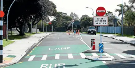  ?? JOHN BORREN/SUN MEDIA ?? More than 16,000 drivers have illegally used the bus lane on Mt Maunganui’s Links Ave in the month since the trial began.
