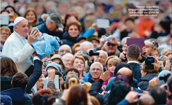  ??  ?? Popular. Jorge Mario Bergoglio, el Papa Francisco que propone una iglesia de “pastores con olor a oveja”.