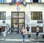  ??  ?? Studenti
Il liceo scientific­o Donatelli Pascal dove alcuni docenti si sono scontrati con la preside