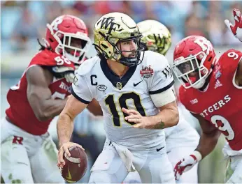  ?? ?? EL MARISCAL de campo de Wake Forest Sam Hartman (10) durante el segundo cuarto en el Gator Bowl