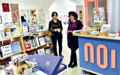  ?? (foto Piaggesi / Fotogramma) ?? Volumi e letture Silvia Polillo e Alice Piciocchi nei locali di «Noi, libreria spazio culturale di vicinato»