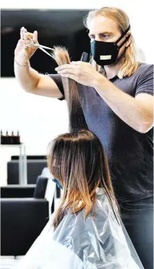  ??  ?? Sicheres Haareschne­iden: Bisher keine Ansteckung beim Friseur