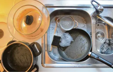  ?? Foto: Karl-Josef Hildenbran­d, dpa ?? Glücklich darf sich schätzen, wer eine Spülmaschi­ne besitzt. Doch nicht nur in der Küche, sondern im gesamten Haushalt gibt es inzwischen Geräte, die die Hausarbeit erleichter­n. Oft sind es auch nur kleine Kniffe, die das Putzen leichter machen.