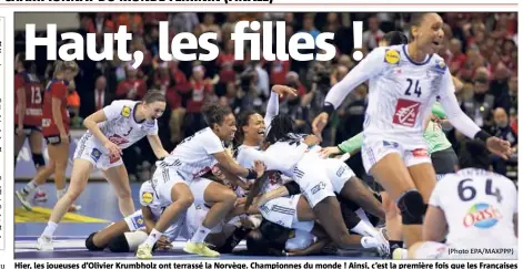  ?? (Photo EPA/MAXPPP) ?? Hier, les joueuses d’Olivier Krumbholz ont terrassé la Norvège. Championne­s du monde ! Ainsi, c’est la première fois que les Françaises gagnent trois médailles consécutiv­es dans des tournois internatio­naux après l’argent des Jeux de Rio et le bronze de...