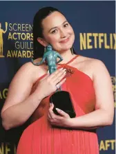  ?? JORDAN STRAUSS/INVISION ?? Lily Gladstone holds her Screen Actors Guild Award for leading female actor Saturday.