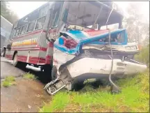  ??  ?? El ómnibus de la empresa Villa Serrana SRL resultó con severos daños al chocar contra camión.