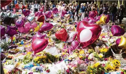  ??  ?? Nach dem Anschlag erinnern vor der Manchester Arena Blumen und Herzen an die Opfer APA