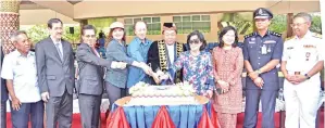  ??  ?? Gambar kanan YEO (lima kanan) dan Edward (lima kiri) bersama tetamu lain menyempurn­akan upacara memotong kek ulang tahun ke-18 Bandaraya Kota Kinabalu.
