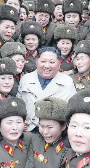  ?? Foto: AFP/KCNA ?? Ganz der Großvater: Kim Jong-un im Kreise verzückter Militärs