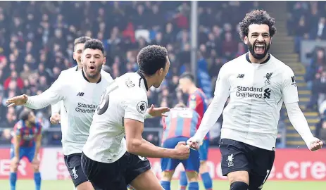  ??  ?? FESTEJO. El egipcio Mohamed Salah celebró su tanto 29 de la temporada con el que los “Reds” remontaron y sumaron 66 puntos.