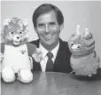 ?? 1986 PHOTO ?? Worlds of Wonder CEO Don Kingsborou­gh with talking bear Teddy Ruxpin and Fob.