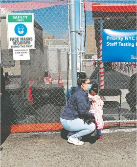  ?? REUTERS ?? Fila para hacer pruebas de coronaviru­s en centro del distrito de Queens de Nueva York/