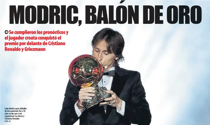  ??  ?? Luka Modric gano el Balon de Oro poniendo fin a 10 anos en los que se lo repartiero­n Leo Messi y Cristiano Ronaldo FOTO: AP