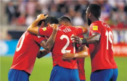  ?? AFP ?? Los selecciona­dos celebraron a lo grande uno de los goles de Marco Ureña ante Estados Unidos. Este martes, en la cancha del Estadio Nacional, esperan festejar también, con boleto al Mundial incluido.