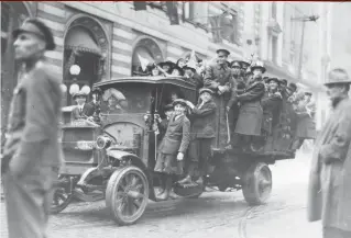  ?? WILLIAM JAMES TORONTO ARCHIVES ?? On Armistice Day, many returned soldiers flagged down cars to get around.