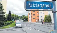  ??  ?? Keine Parkplatzm­arkierung: Die weiße Linie soll laut Stadtverwa­ltung nur den Verlauf des Kutzberger­wegs verdeutlic­hen.