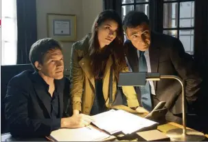  ??  ?? UN CLÁSICO POLICIAL NEGRO. Eva de Dominici junto a Gustavo Garzón y Juan Manuel Gil Navarro, en una escena de la miniserie.
