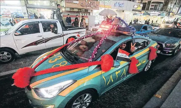  ?? HAIDAR MOHAMMED ALI / AFP ?? Un coche de policía decorado por sus agentes anoche durante una celebració­n espontánea en las calles de Basora, en el sur de Irak