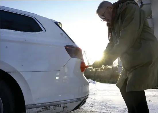  ?? BILDER: JANERIK HENRIKSSON ?? Det finns en hel del tricks som underlätta­r för bilägare. Det går till exempel att åtgärda mindre bucklor i plåten med hjälp av en vanlig sugpropp.