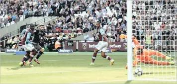  ?? PICTURE: REUTERS ?? OFF THE MARK: Charlie Austin scores Southampto­n’s first goal against West Ham United at the London Stadium yesterday.