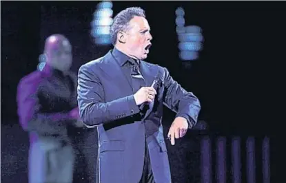  ?? (FOTOS DE AP) ?? Muy cerca. A pocas semanas de su regreso a Córdoba, Luis Miguel ganó un Grammy por sexta vez.