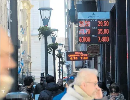  ??  ?? Pizarras. El viernes en la city el dólar rozó los $ 30. Buscan que el FMI ayude a desarmar el stock de Lebacs.